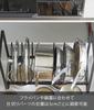 Yamazaki Jitsugyo 5594 Регулируемый по высоте органайзер для крышек и сковородок под раковину 2 Примерно Ш52 x Г26 x Ручка Tower Подставка для сковородок с 7 разделителями