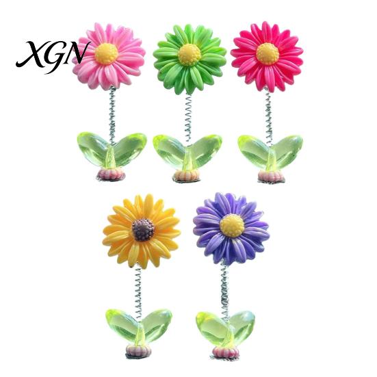 Interior Car Decor Spring Wobbly Flower Dashboard Ornament, Shaking Head Sunflower Decor, Cute for Rearview Mirror And Home Office
