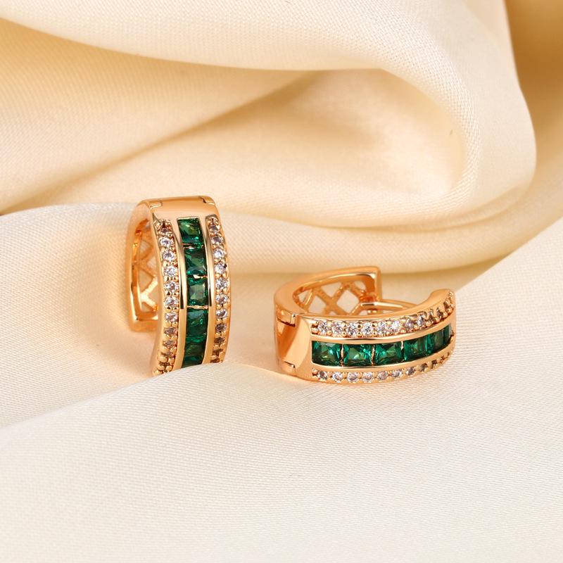 Женские серьги Seiko с полными бриллиантами и изумрудами в преувеличенном стиле: Модная элегантность с индивидуальностью.