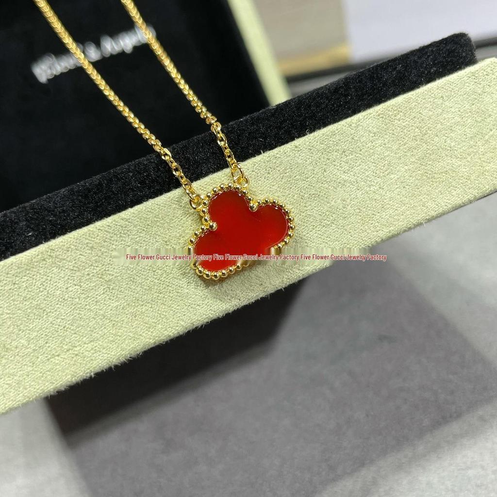 Ожерелье «Четырехлистный клевер» Van Cleef: Золотой кулон с дизайном в виде пяти цветков, с белым перламутром, красным агатом и бриллиантом для женщин.