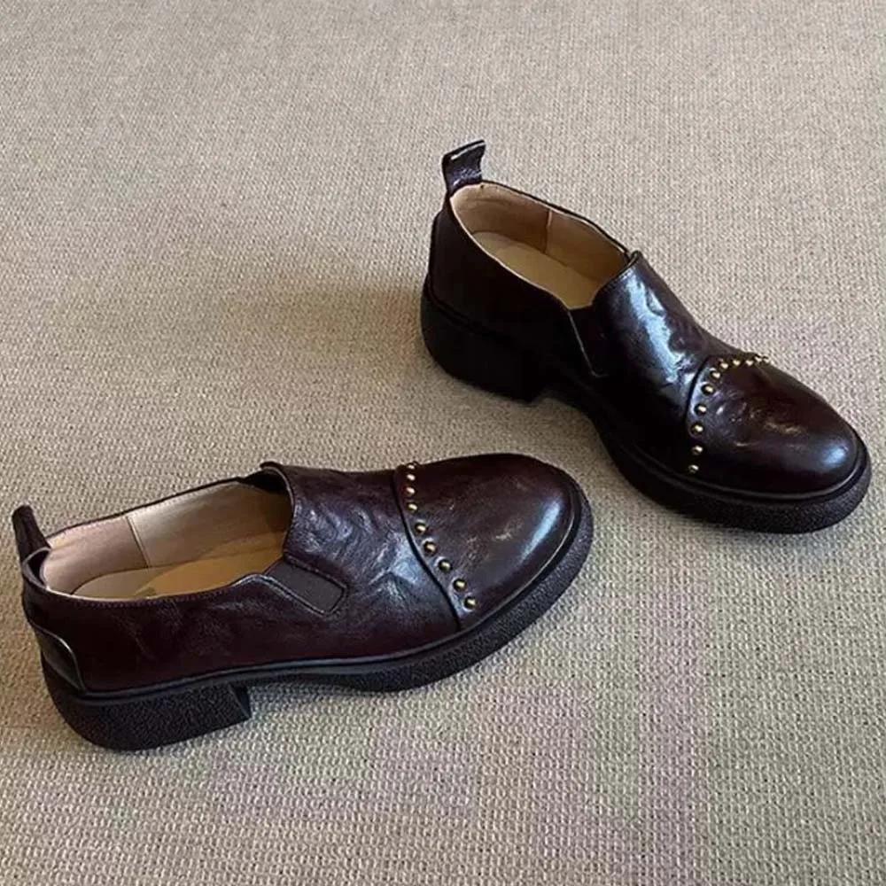 Модные кожаные мягкие женские туфли дерби с острым носком, черные балетки, британская повседневная женская спортивная обувь, кожаные слипоны, заклепки