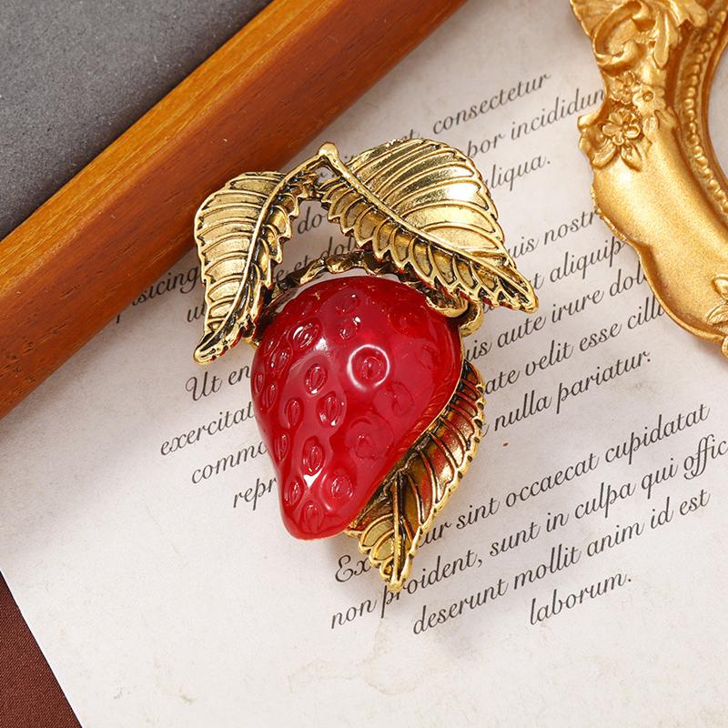Женские классические желейные броши из смолы с клубникой, булавки, модные фрукты, креативный дизайн, костюм, офисные булавки для женщин, подарок на Новый год