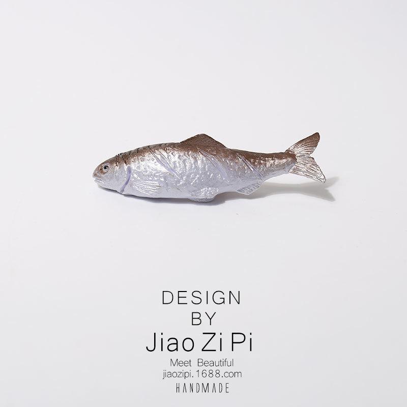 Реалистичный зажим для волос из сушеной соленой рыбы