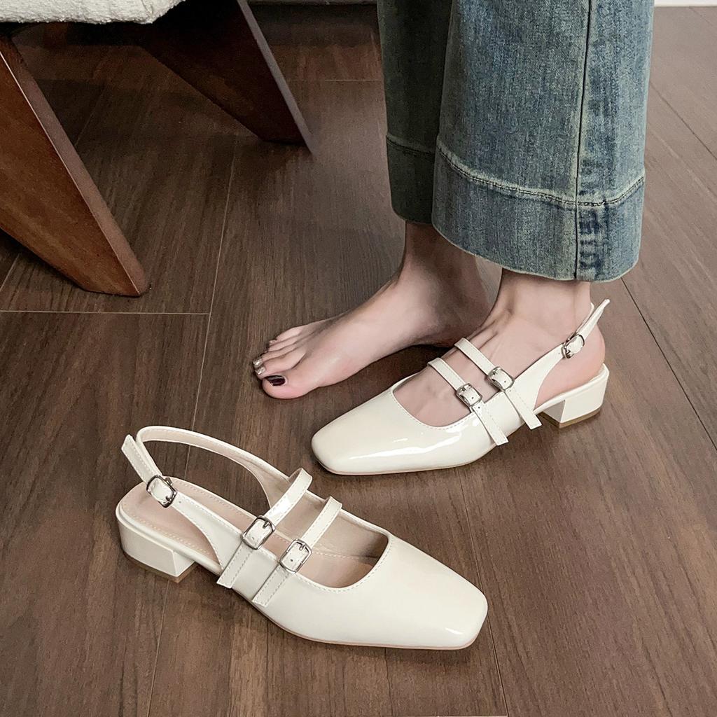 Женщина со стильным и элегантным стилем в одной паре обуви: летние шлепанцы и босоножки на толстом каблуке.