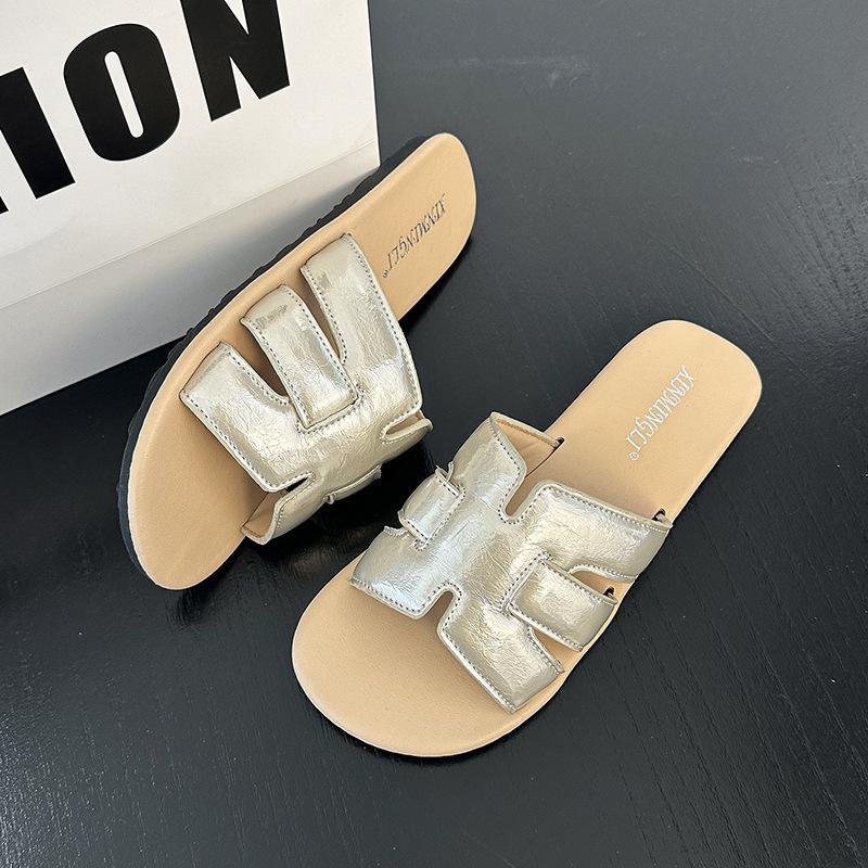 Сказочный летний бриз с новыми тапочками, женщина в пляжной юбке, однословные плоские сандалии