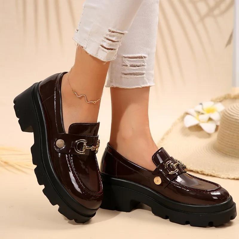 Модная обувь для женщин высокого качества, женские туфли-лодочки на один шаг, осенние, в британском стиле, с круглым носком, металлической отделкой, на массивном каблуке