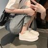 [] Межклассовое поле для упражнений~ кожаные кроссовки на шнуровке с круглым носком и толстой подошвой, увеличивающие рост, повседневные маленькие белые туфли, женские кеды
