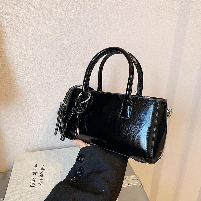 Сумки большой вместимости женские осенне-зимние универсальные 2025 новая модная сумка через плечо и мессенджер популярны в этом году. Портативные наволочки