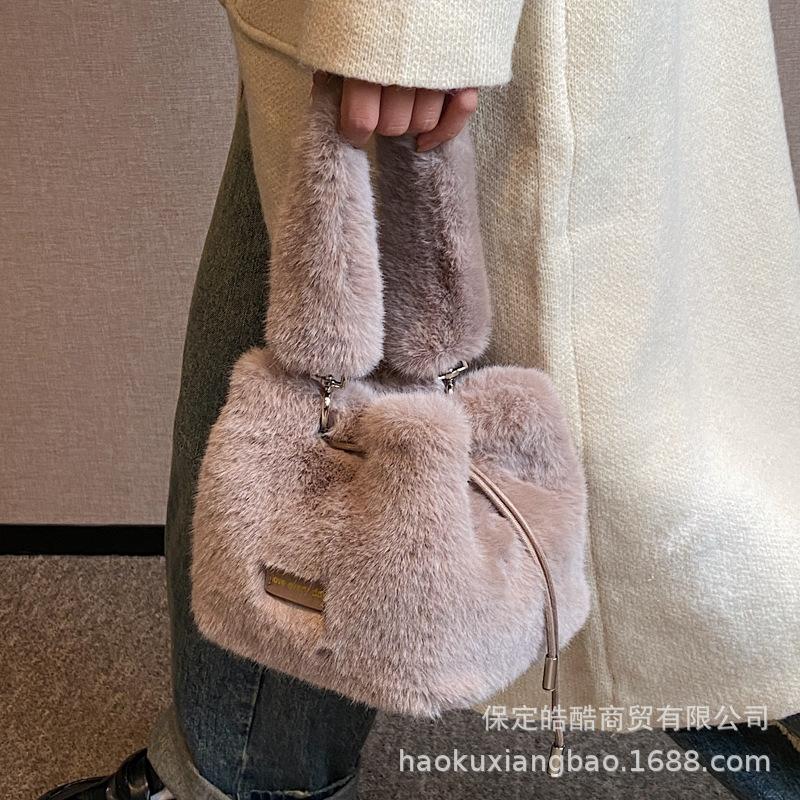 Плюшевая сумка женская 2025 новая осень и зима нишевая легкая роскошь высокий класс ручная сумка плечевая кроссбоди сумка-ведро