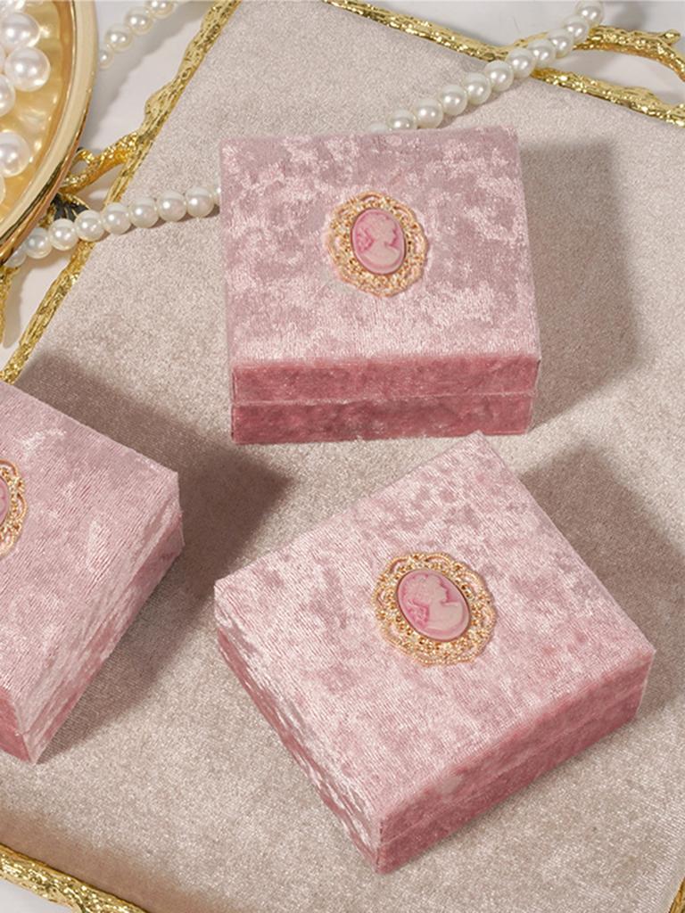 Pink retro women like jewelry boxes, velvet rings, necklaces, jewelry accessories, ring boxes, packaging boxes