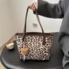 Сумка большой вместимости, нишевая, универсальная, для поездок на работу, женская, 2025, новая, трендовая, текстурная, с леопардовым принтом, портативная сумка-тоут