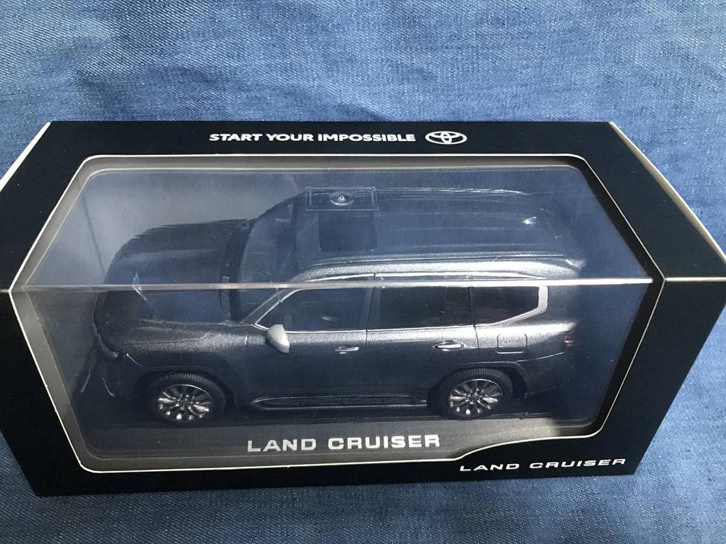 Toyota Land Cruiser 300 Новая модель 2021 Образец цвета Литая модель автомобиля 1G3 Серый металлик Land Cruiser Gunmetal 1/30