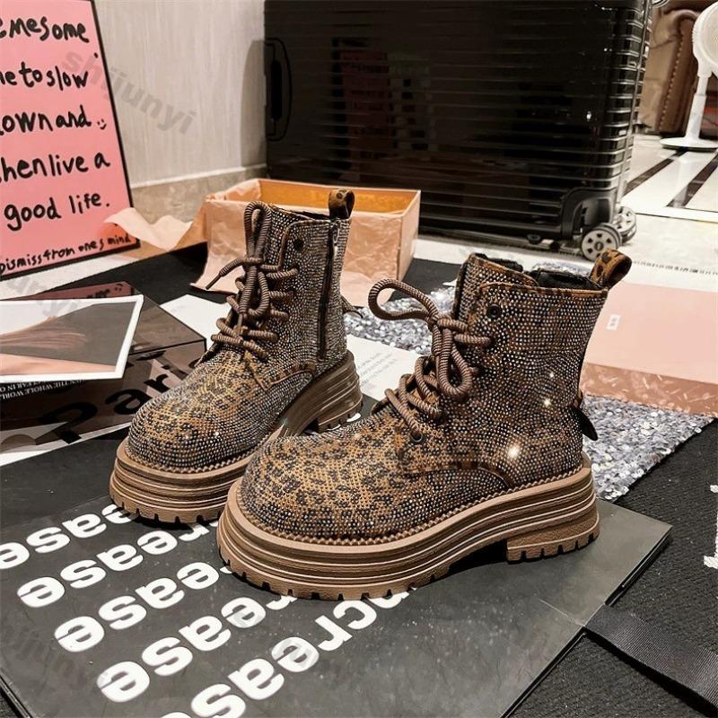 Женские сапоги 2025 года, зимние, с леопардовым принтом, на шнуровке, со стразами, короткие, противоскользящие, модные, на платформе, для отдыха на природе, рыцарские сапоги Botas Mujer