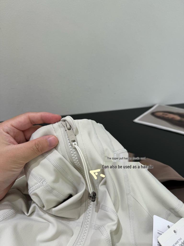 Женская куртка для йоги Lulu Nude Feel - Облегающий крой, воротник-стойка, длинный рукав, спортивный топ на молнии для бега и фитнеса.