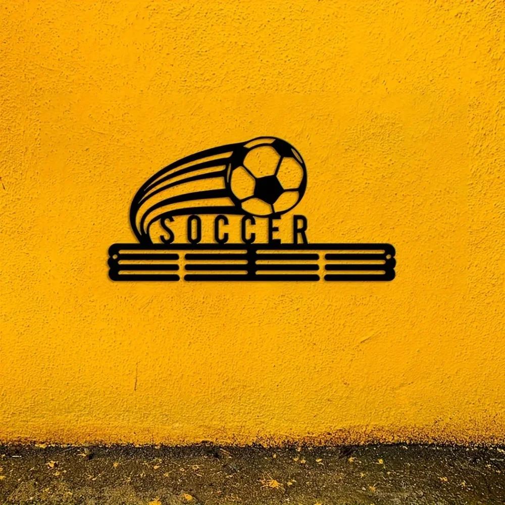 Очаровательная футбольная медаль - настенное искусство из металла. Великолепный держатель для футбольных наград и лент, идеально подходящий для подарков команде.