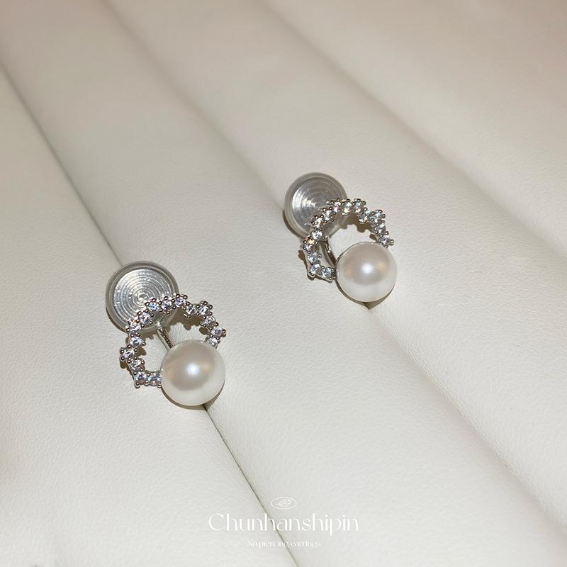 Light luxury hollow pearl ear clips, women's no holes, exquisite zircon stud earrings, high-grade mosquito coil disc earrings, no earholes.