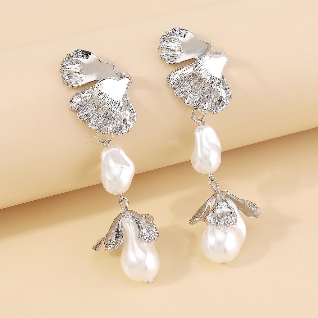 Серьги с жемчугом особой формы. Металлические серьги с листьями ветра. Преувеличенные серьги в стиле хипстер. Геометрические серьги неправильной формы.