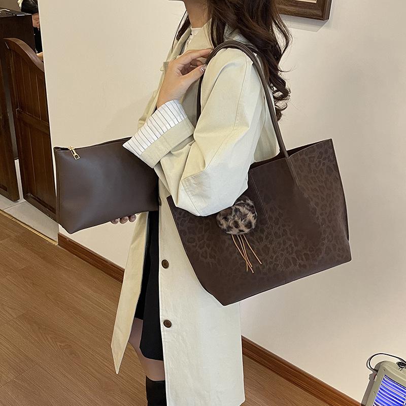 Ретро сумка женская большой вместимости 2205 новая осень и зима универсальная простая сумка на плечо премиальная текстура сумка-тоут для поездок