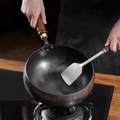 Кованый вручную чугунный котел с большим животом для медленного томления и жарки на сильном огне
