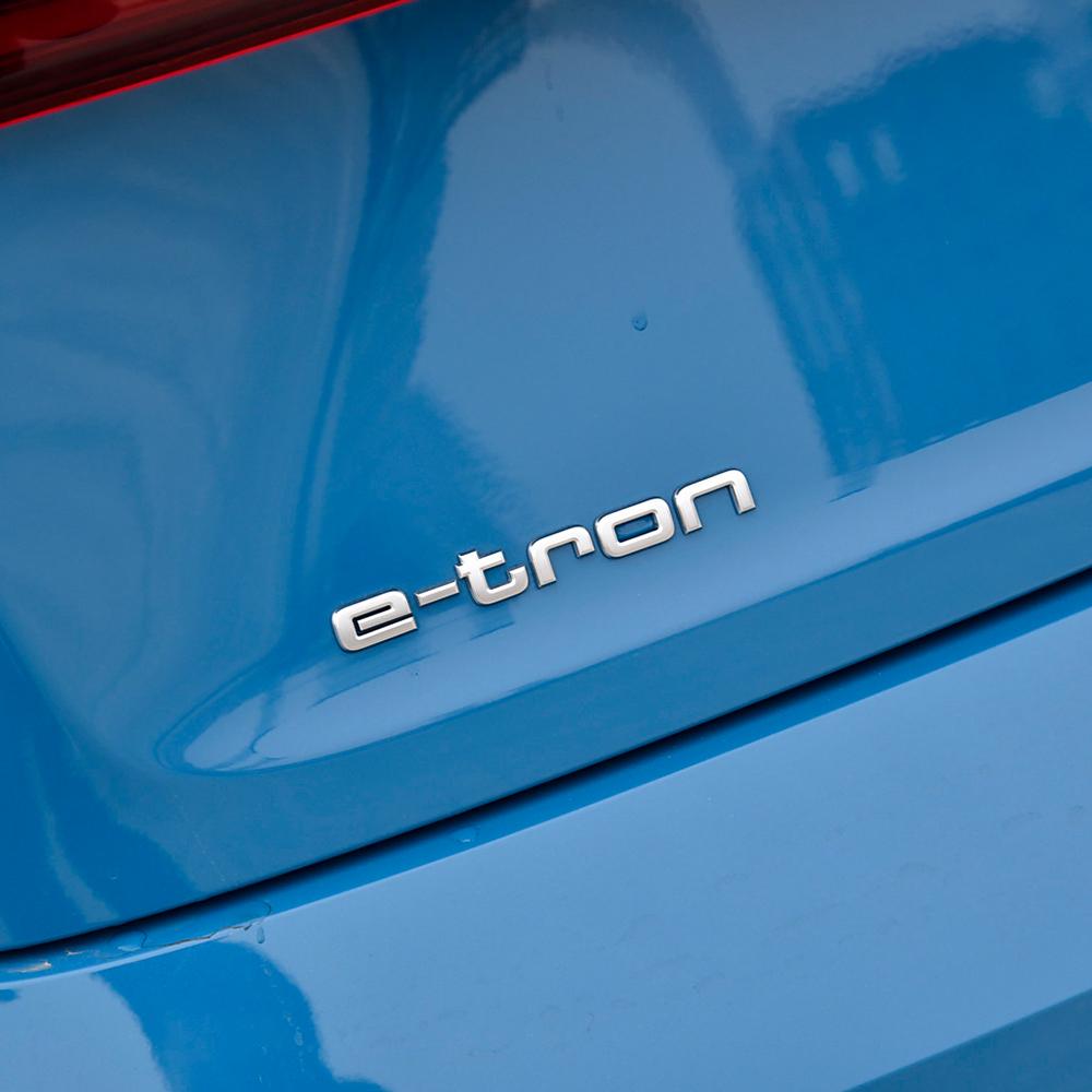 2026 Hot For qwer114 A4 B8 A3 8P A6 C7 C6 A5 Q5 C5 A1 Q3 Car Trunk Sticker 3D ABS Black Silver 40e-Tron 45e-Tron 50e-Tron Decal Center cover