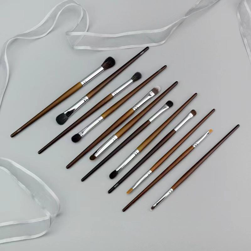 Скошенная кисть для макияжа из шерсти животных для теней, растушевки, консилера и нанесения на губы и брови.