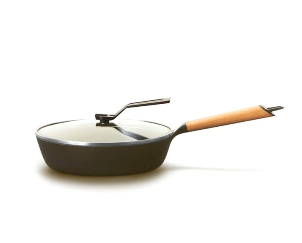 Сковорода вермикулярная с крышкой 24 см. Комплект из темной дубовой крышки с ручкой.