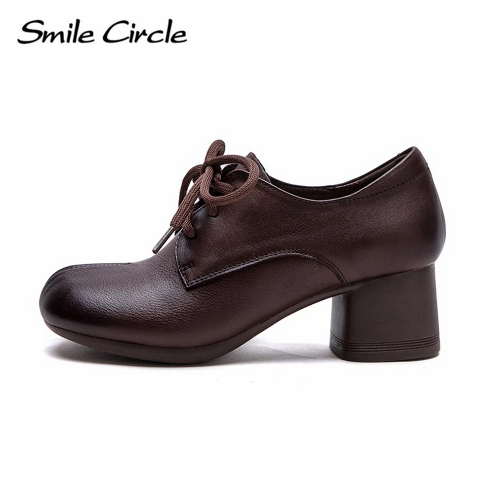 Женская обувь из натуральной кожи со шнуровкой и круглым носком на высоком каблуке. Удобная модная повседневная обувь.