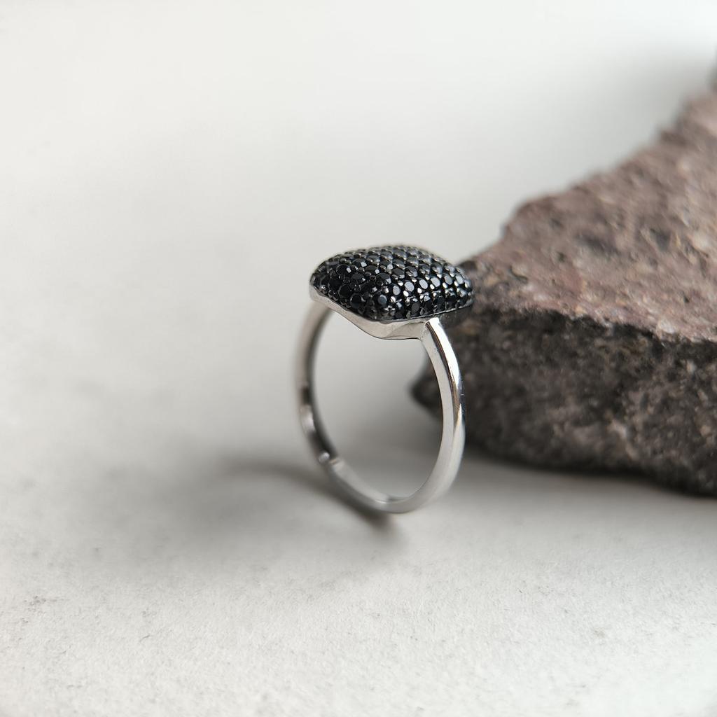 Серебряное кольцо с фианитами, вес изделия 2,87 гр (2198611)