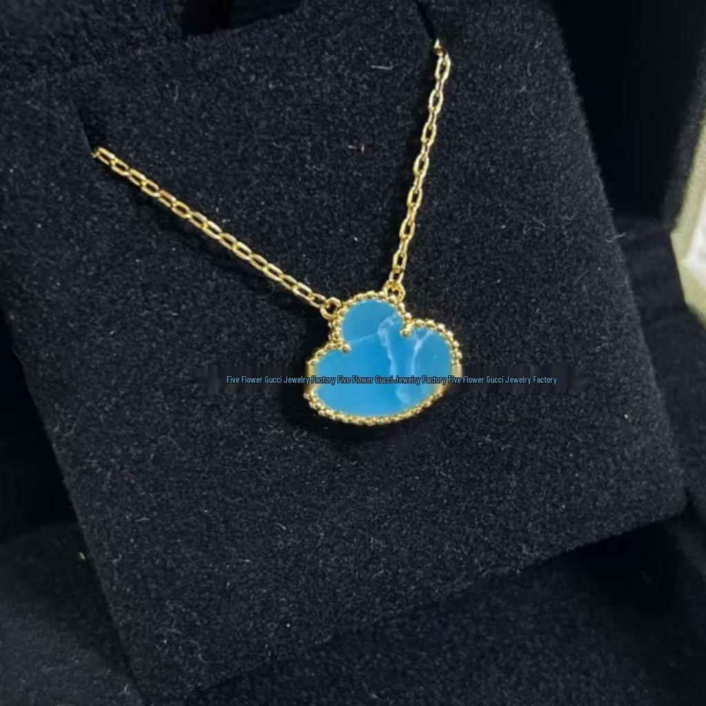 Ожерелье «Четырехлистный клевер» Van Cleef: Золотой кулон с дизайном в виде пяти цветков, с белым перламутром, красным агатом и бриллиантом для женщин.