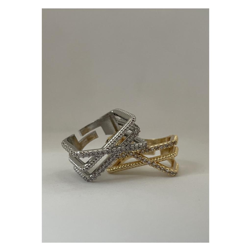 Золотое кольцо с блестящим крестиком