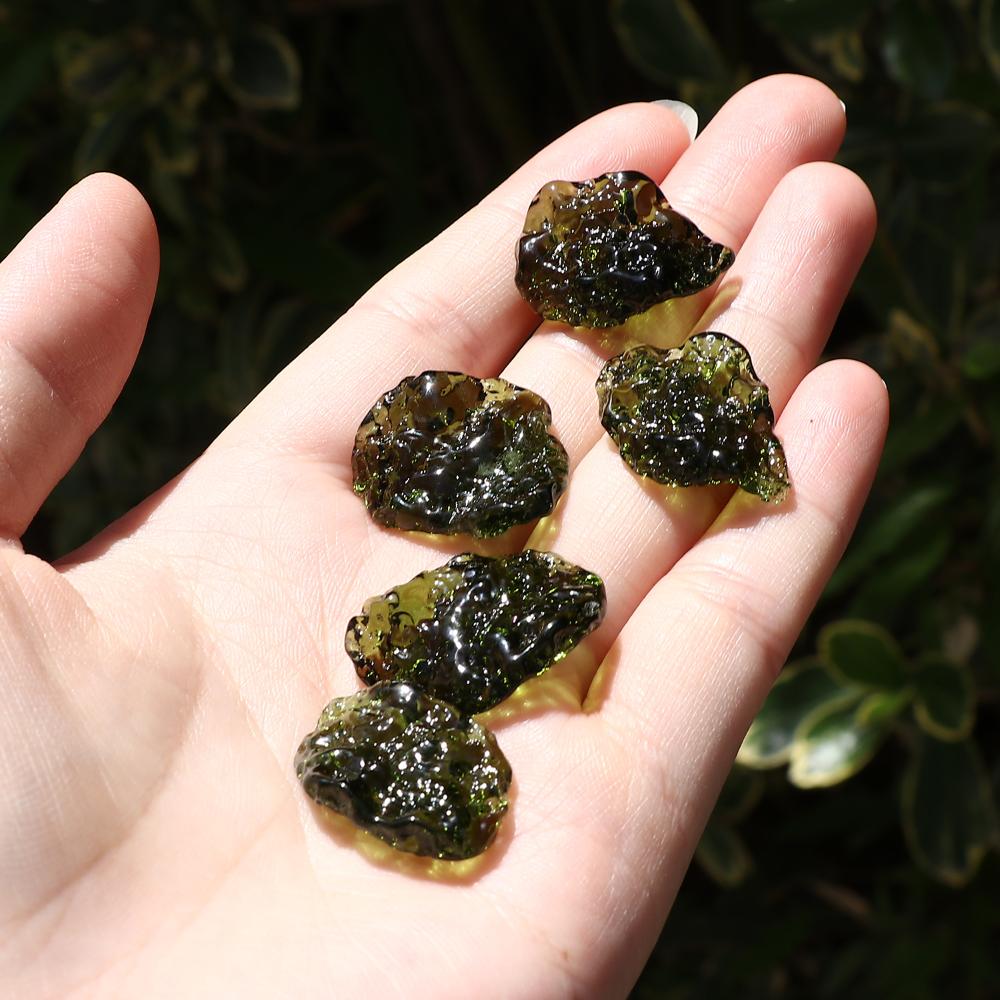 Изготовление подарков для женщин и мужчин Необработанный камень Неправильный камень Молдавит Кристалл Дробленый зеленый кристаллический камень