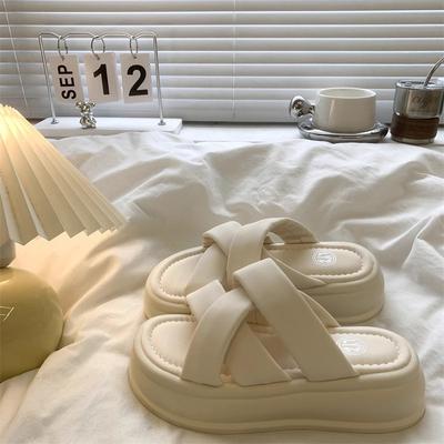 Фабричные прямые продажи тапочки женские летние модные 2025 новые маленькие маффины толстая подошва увеличивающие рост нескользящие сандалии