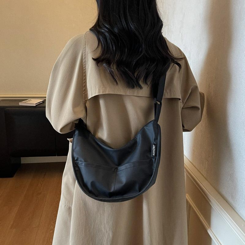 Сумка-пельмень, корейская версия модной нишевой женской сумки через плечо для通勤, японская однотонная маленькая свежая новая повседневная сумка кроссбоди