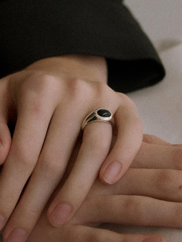 Flit Leaf Onyx Ring