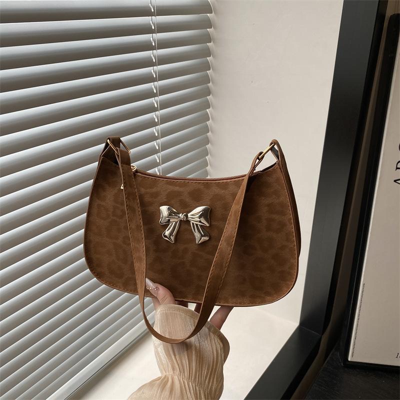 Новая модная и повседневная популярная сумка на одно плечо подмышку, трендовая и красивая маленькая квадратная сумка, сумка подмышку