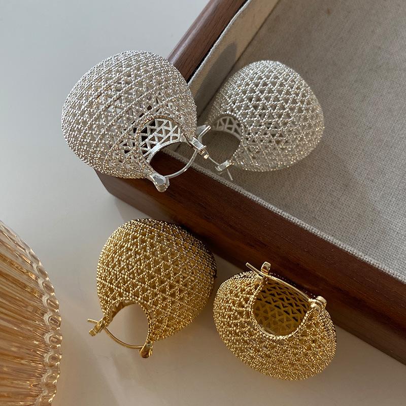 Сетка Полый Ретро Полый Шар Женский Медный Покрытием Настоящее Золото Модная Атмосфера Высокого Класса