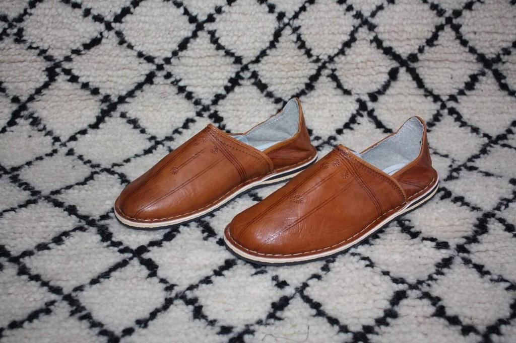 Тапочки ручной работы из кожи в стиле бербер для мужчин и женщин, круглый носок, коричневого цвета внутри и снаружи. Сделано в Марокко.