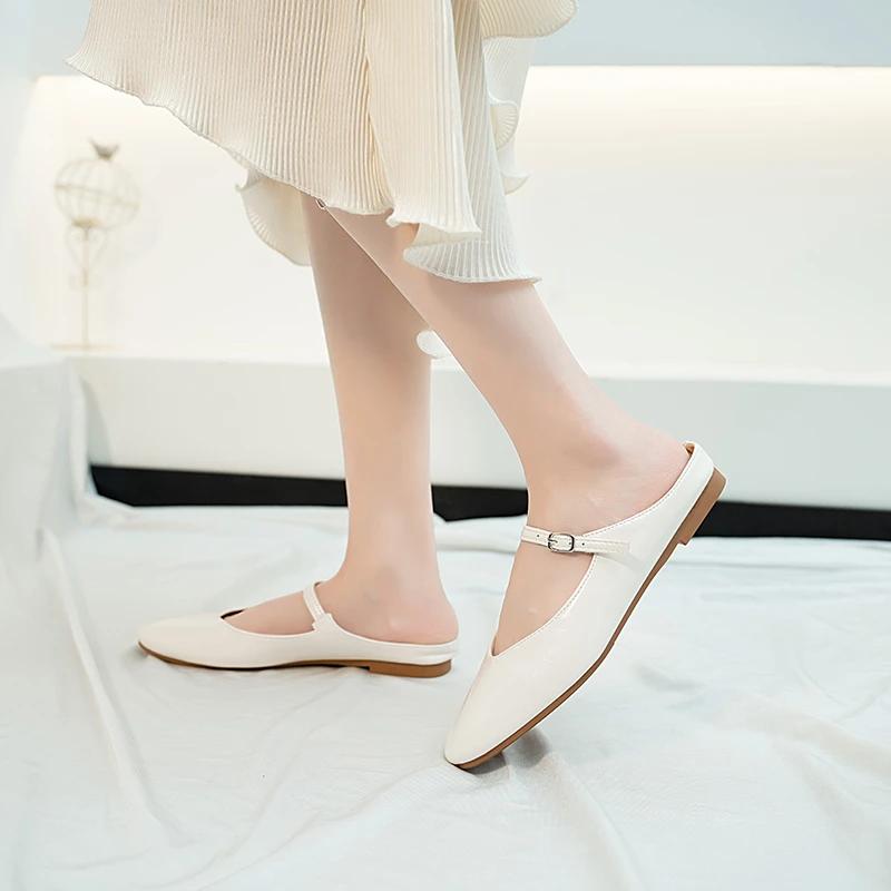 Новые стильные мягкие кожаные туфли с серебряной пряжкой на ремешке, повседневные туфли, модные плоские элегантные блестящие металлические туфли-мюли, закрытые тапочки