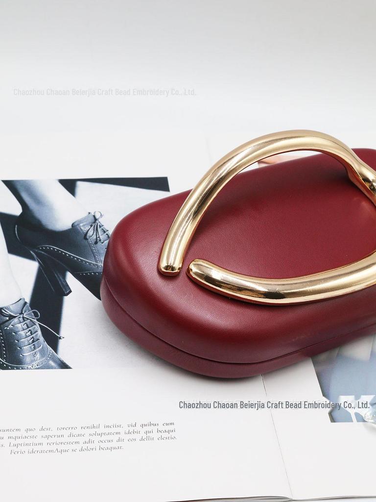 Вечерняя мини-сумочка в стиле ретро: Сумка через плечо с цепочкой и металлическим дизайном