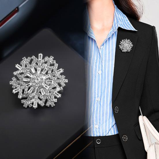 Rotating Snowflake Brooch Women Rhinestone Snowflake Lapel Pin Decorative Sparkling Brooch Pin Jewelry for Christmas Wedding Party Outfit
