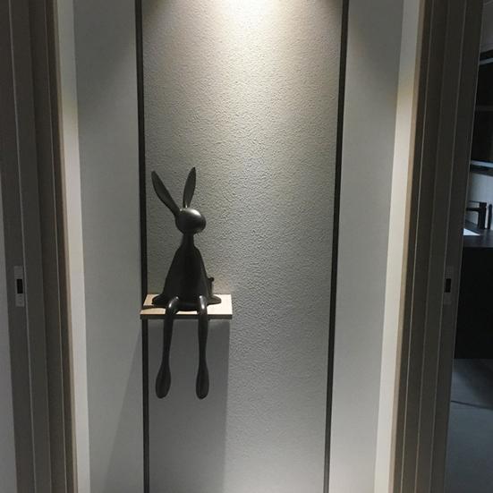 Статуэтка сидящего кролика, длинноногого кролика, смоляная статуэтка, скульптура животного, домашний офис, книжная полка, настольное пасхальное украшение, орнамент