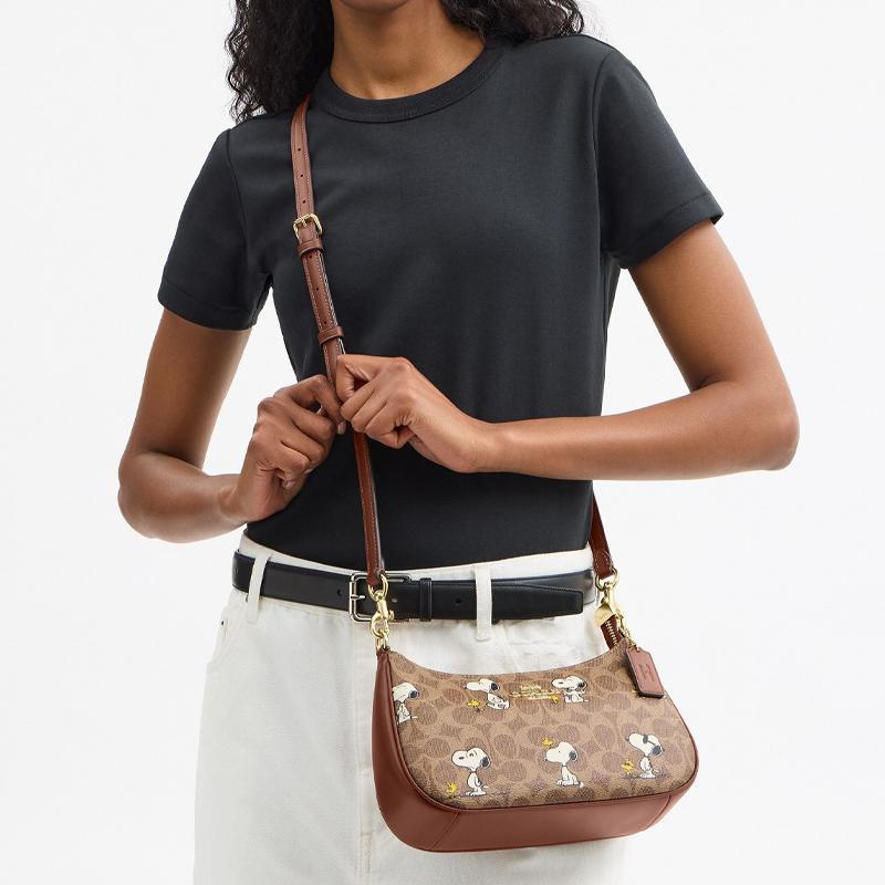 Coach Peanuts Teri 24 Логотип бренда Сумка через плечо из холста с покрытием Средняя Женская сумка через плечо Коричневый CBJ88-IMY3O