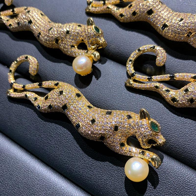 Брошь «Леопард Западной Лян»: Брошь с цирконом и пресноводным жемчугом