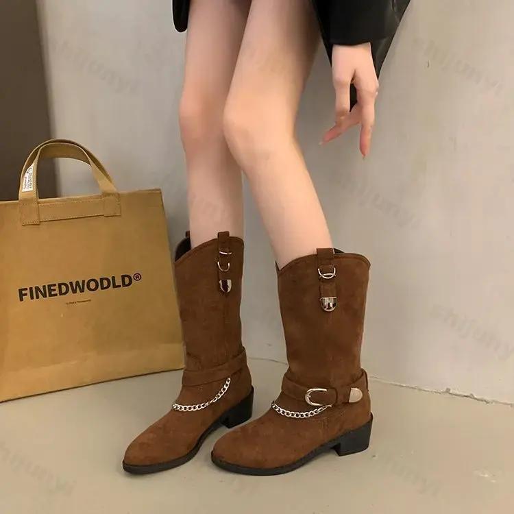 Модные готические женские туфли ковбойские сапоги в западном стиле 2025 новый дизайнер цепь массивный каблук острый носок металлическая пряжка трендовые сапоги до середины икры