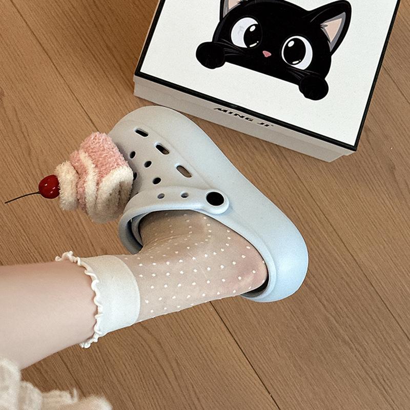 Милые мультяшные туфли-дырки для торта женские 2025 лето новая верхняя одежда повседневные толстые подошвы увеличивают рост дышащие с закрытым носком шлепанцы прилив