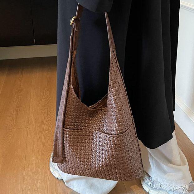 Trendy Woven Bucket Bag: 2025 Early Autumn, Large Capacity, Retro Minimalist Shoulder and Commuter Tote