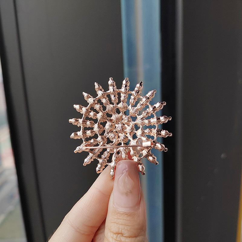 New Shiny Creative Rhinestone Petal Brooches For Women Luxury Designer Brooch Pin Fashion Dress Accessories Jewelry Gifts