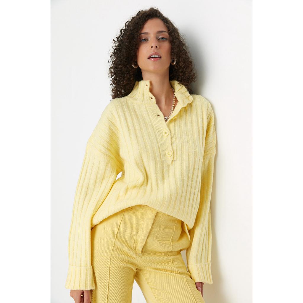 Бежевый вязаный свитер с широким узором и мягким текстурированным высоким воротником Twoaw21kz0783