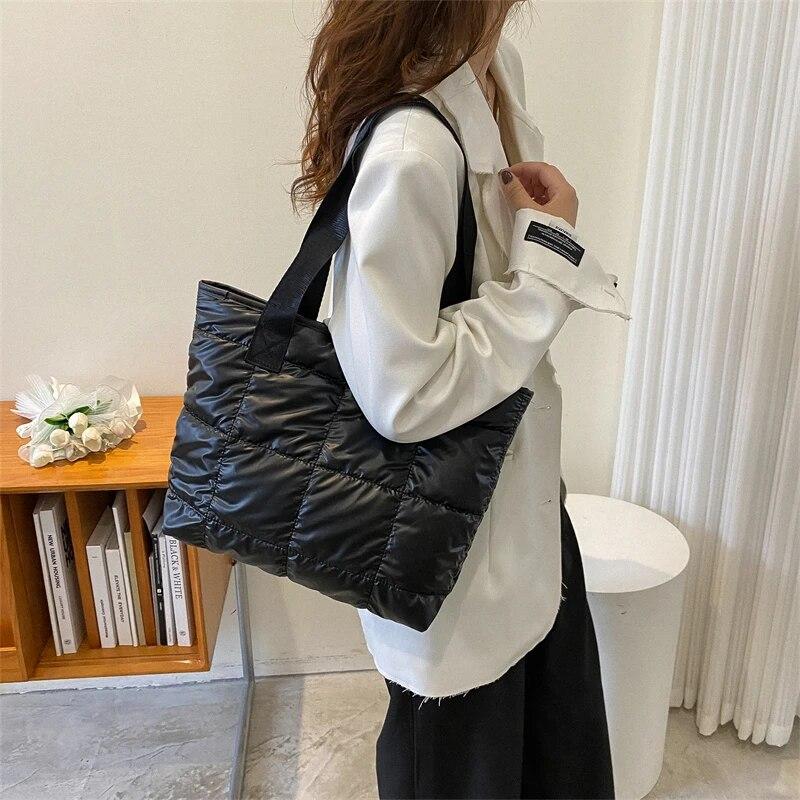 Стильная сумка на одно плечо с однотонной застежкой-молнией