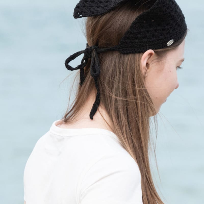 Slowslowly №135 / Бандана для волос «Лили» _ Черный (Лили Вязаная Крючком Бандана для Волос _ Черная)